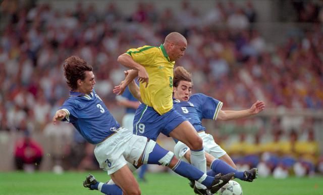 行的女子足 行的女子足